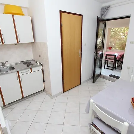 Apartment Lara *