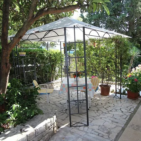 Lara Apartment *